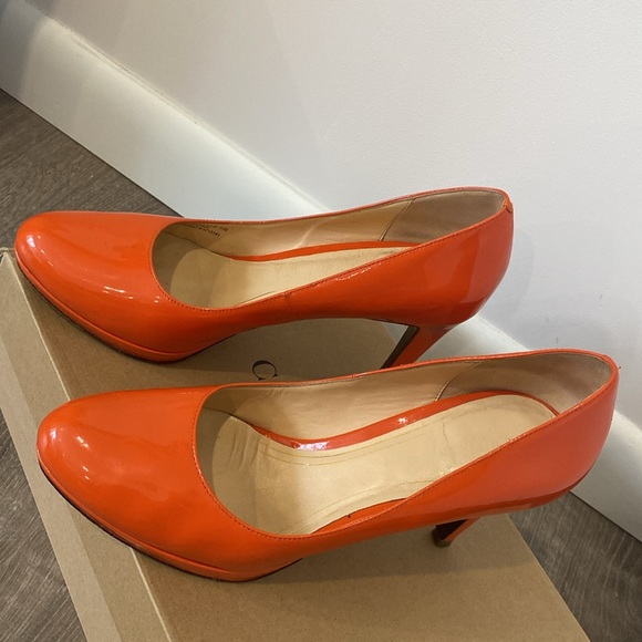 Cole Haan Chelsea Pump Patent Leather Orange, Size 9 - Picture 3 of 5